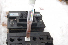Электролит коричневого цвета в аккумуляторе